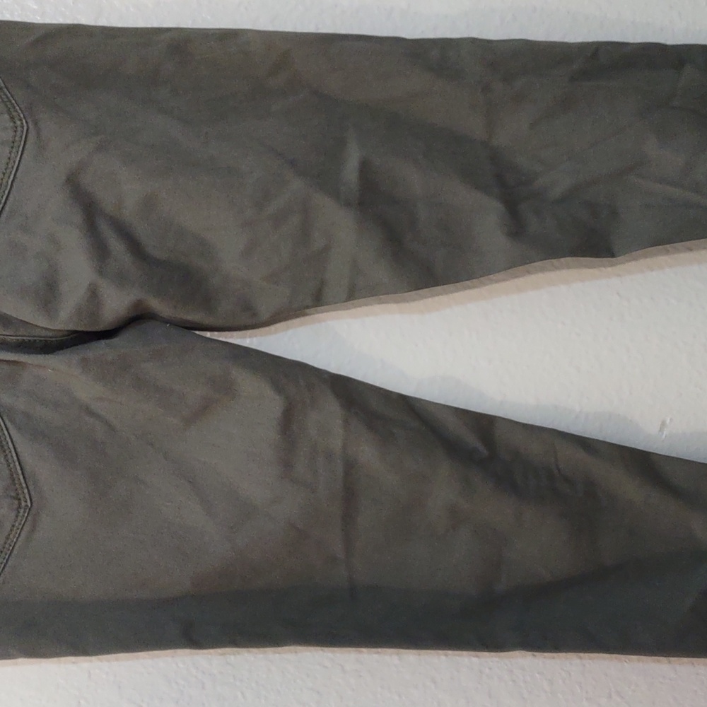 SLIGHTLY USED LEVIS COLOR OLIVE 710 SUPER SKINNY SIZE 25 AS SEEN IN PHOTOS - Picture 9 of 10